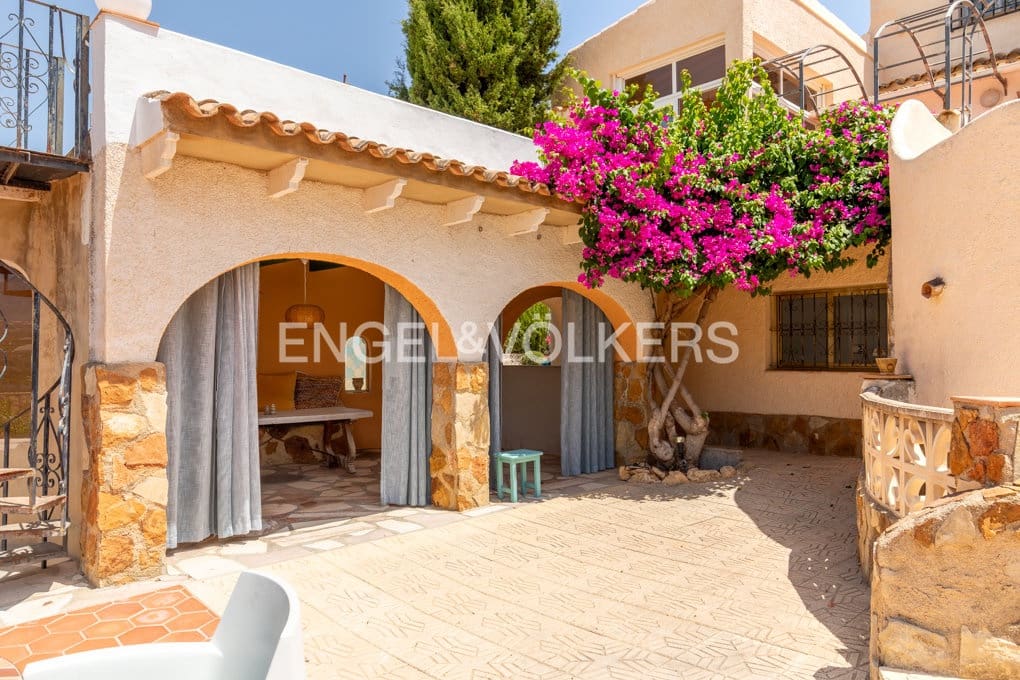 5 bedroom Villa for sale in Altea with pool garage - € 1,590,000 (Ref: 10045817)