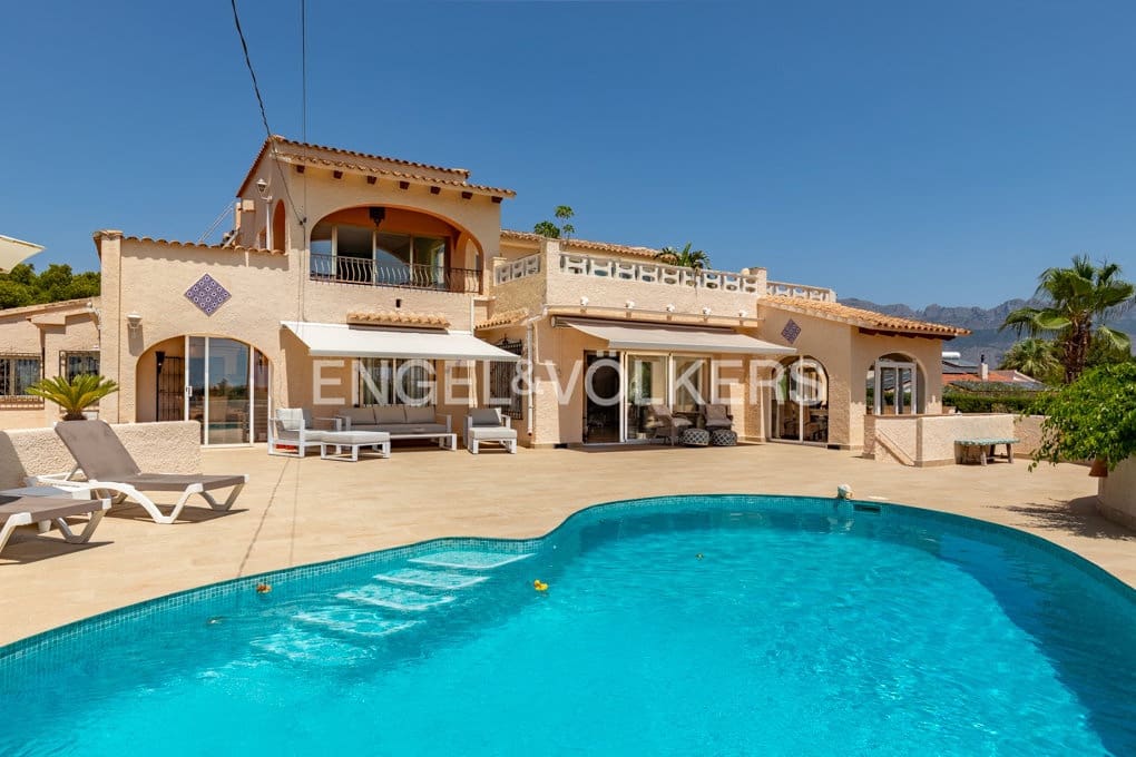5 bedroom Villa for sale in Altea with pool garage - € 1,590,000 (Ref: 10045817)