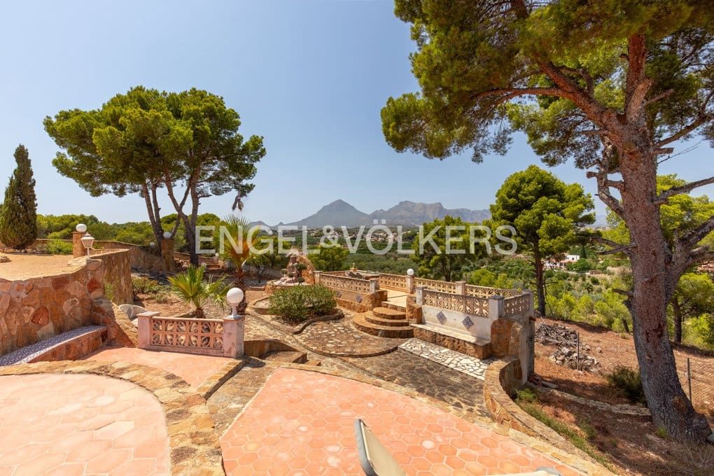 5 bedroom Villa for sale in Altea with pool garage - € 1,590,000 (Ref: 10045817)