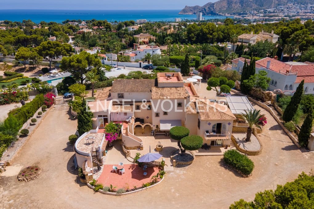 5 bedroom Villa for sale in Altea with pool garage - € 1,590,000 (Ref: 10045817)