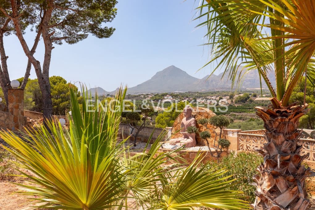 5 bedroom Villa for sale in Altea with pool garage - € 1,590,000 (Ref: 10045817)