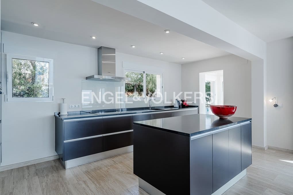 5 bedroom Villa for sale in Calpe / Calp with pool garage - € 2,750,000 (Ref: 10121177)