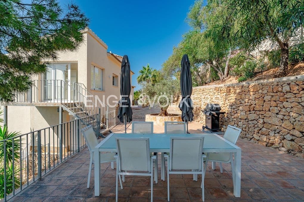5 bedroom Villa for sale in Calpe / Calp with pool garage - € 2,750,000 (Ref: 10121177)
