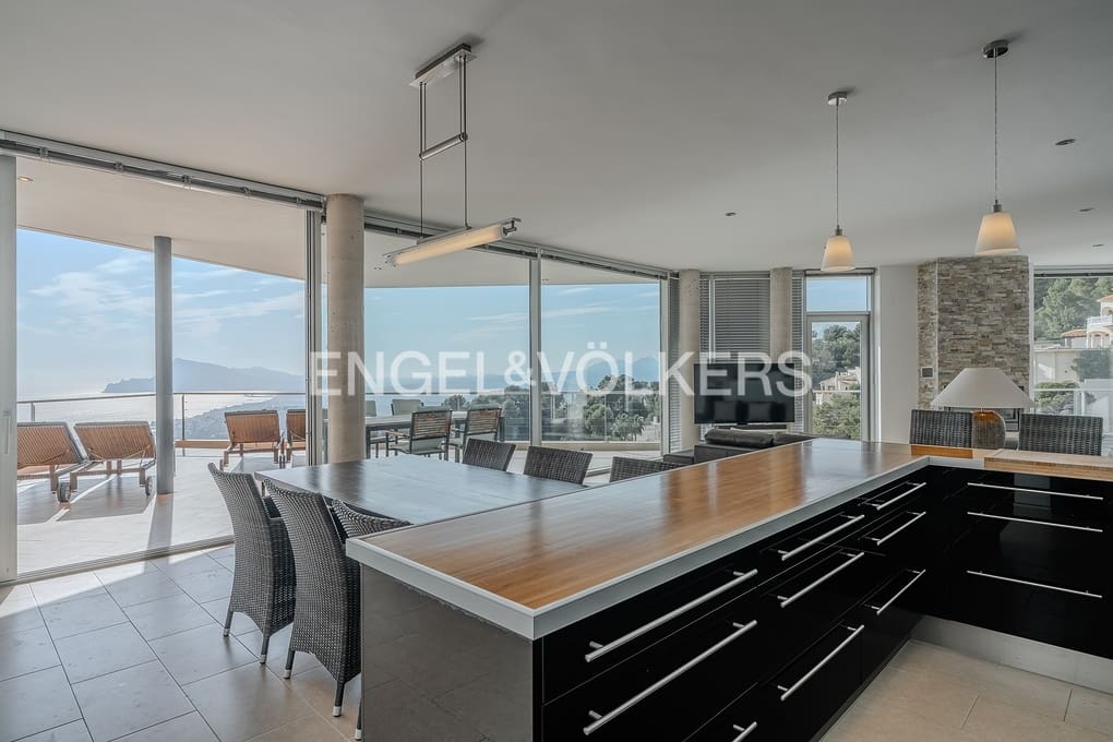 6 bedroom Villa for sale in Altea with pool garage - € 1,999,000 (Ref: 5053245)