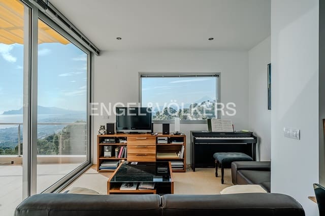 6 bedroom Villa for sale in Altea with pool garage - € 1,999,000 (Ref: 5053245)