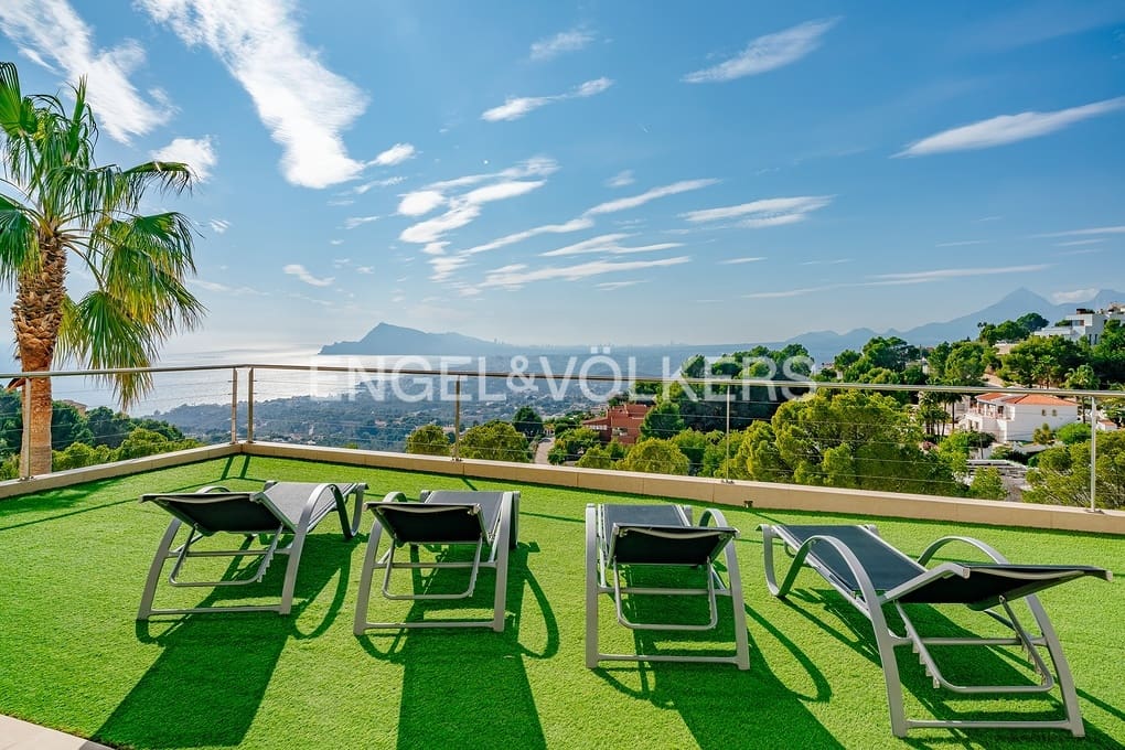 6 bedroom Villa for sale in Altea with pool garage - € 1,999,000 (Ref: 5053245)