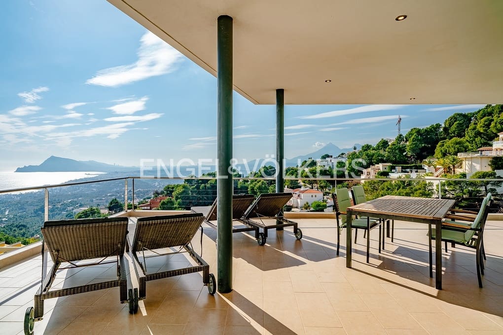 6 bedroom Villa for sale in Altea with pool garage - € 1,999,000 (Ref: 5053245)
