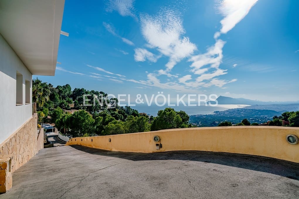 6 bedroom Villa for sale in Altea with pool garage - € 1,999,000 (Ref: 5053245)