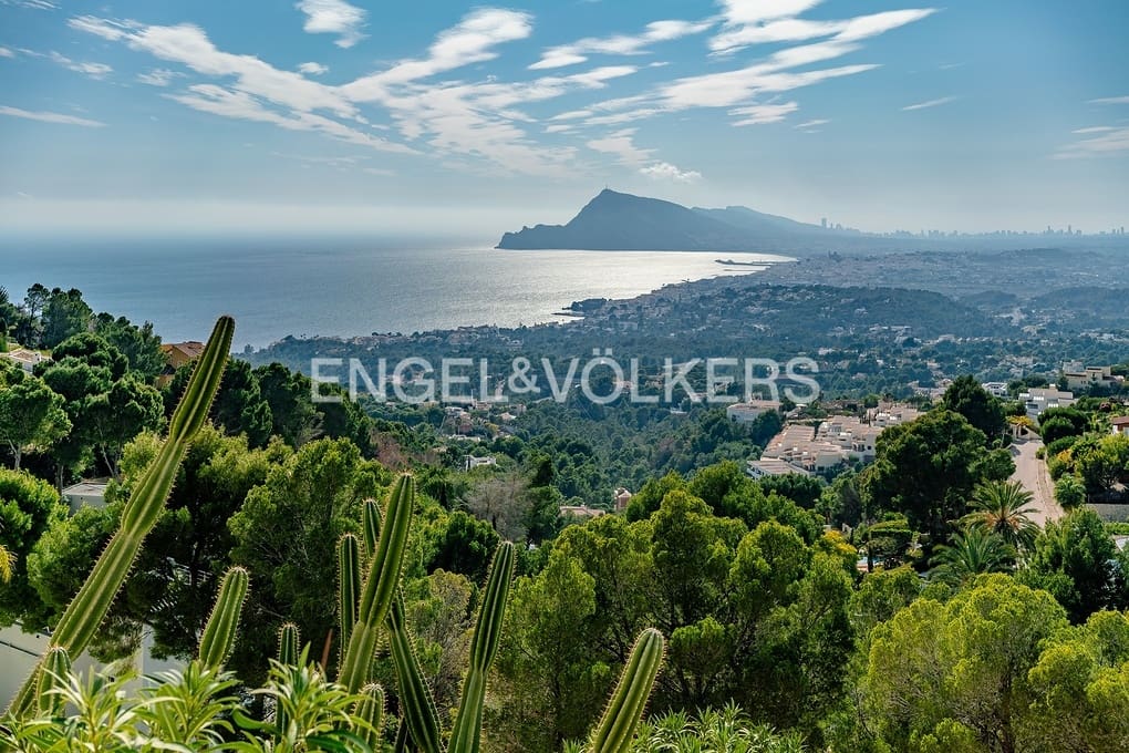 6 bedroom Villa for sale in Altea with pool garage - € 1,999,000 (Ref: 5053245)