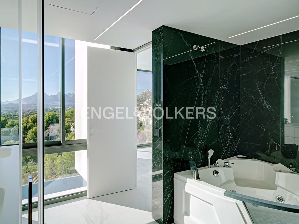 5 makuuhuone Huvila myytävänä paikassa Altea mukana uima-altaan 
autotalli - 2 350 000 € (Ref: 5578809)