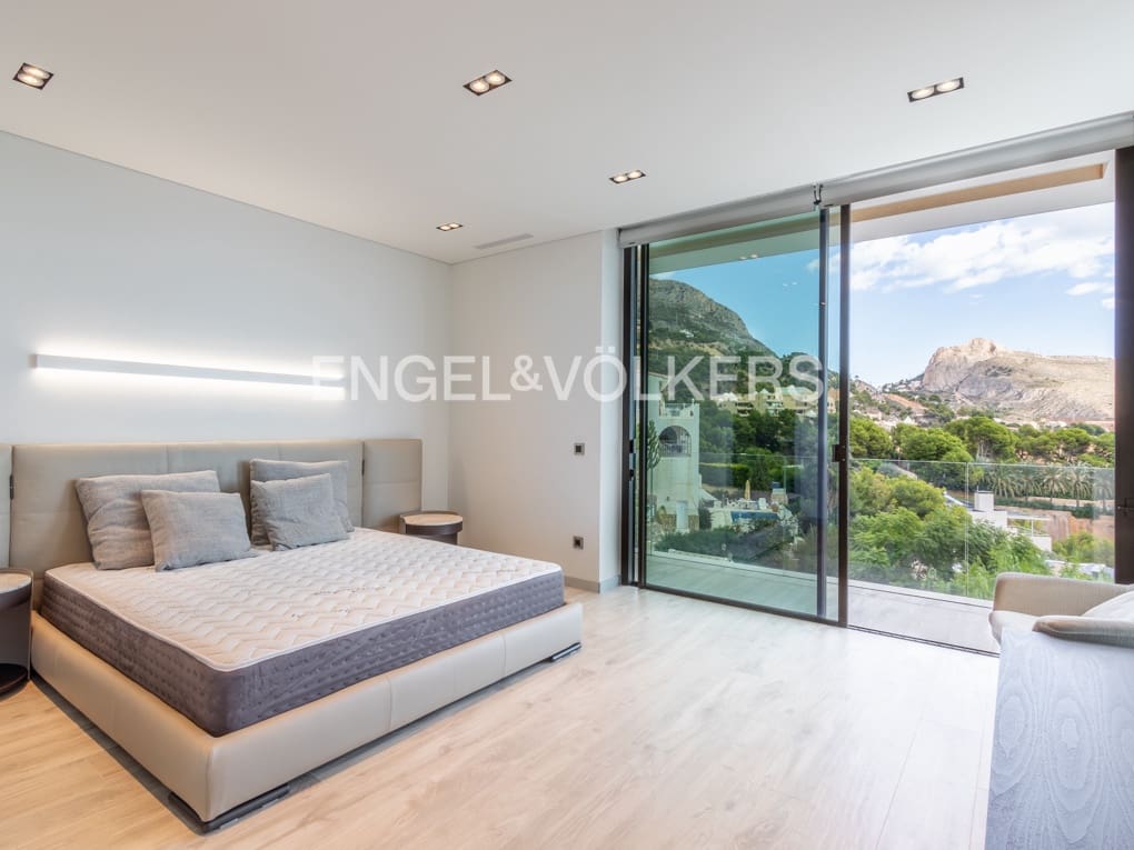 4 bedroom Villa for sale in Altea with pool garage - € 2,650,000 (Ref: 6520123)