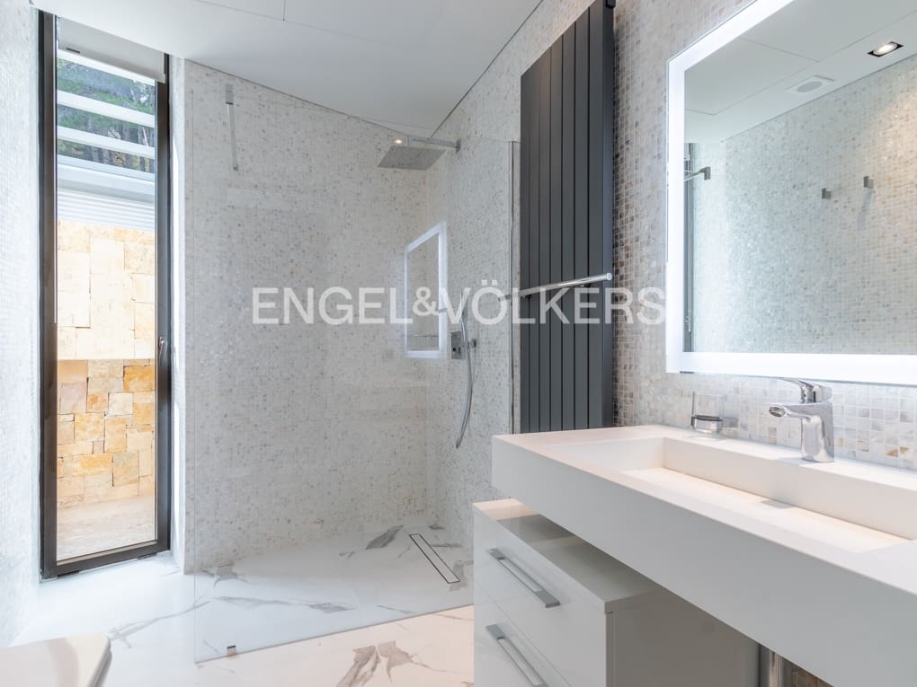 4 bedroom Villa for sale in Altea with pool garage - € 2,650,000 (Ref: 6520123)