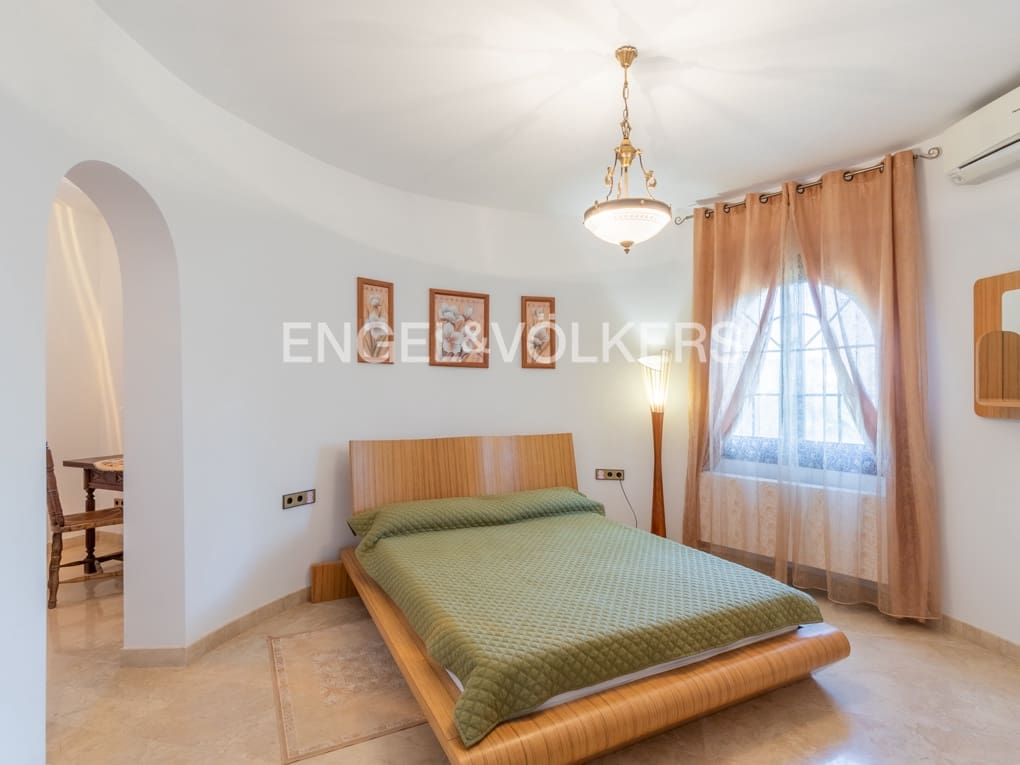 4 bedroom Villa for sale in Altea with pool garage - € 1,350,000 (Ref: 6544621)