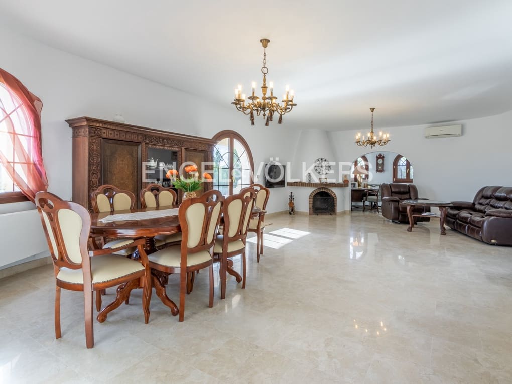 4 bedroom Villa for sale in Altea with pool garage - € 1,350,000 (Ref: 6544621)