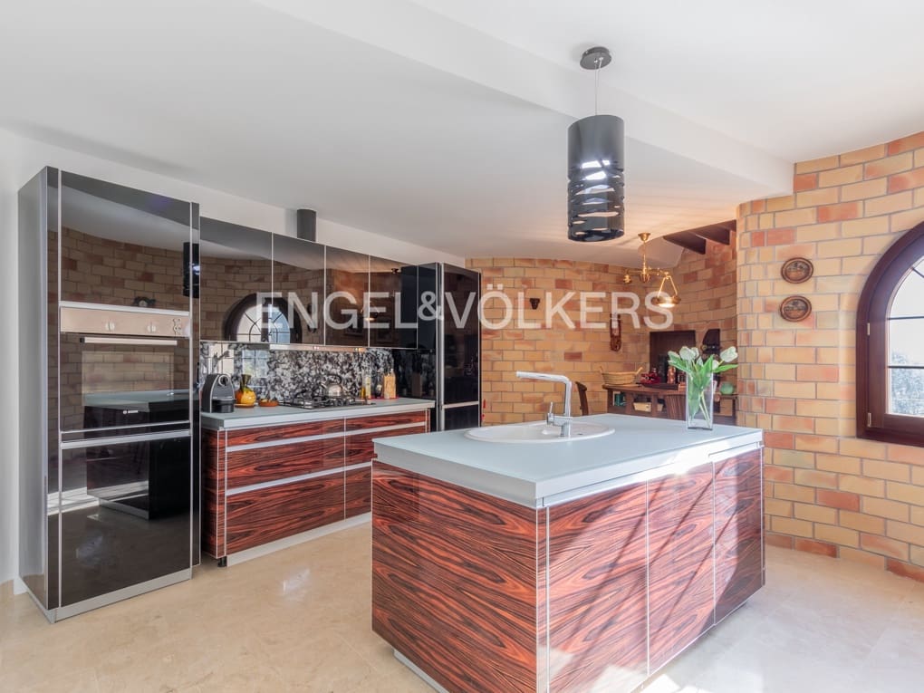 4 bedroom Villa for sale in Altea with pool garage - € 1,350,000 (Ref: 6544621)