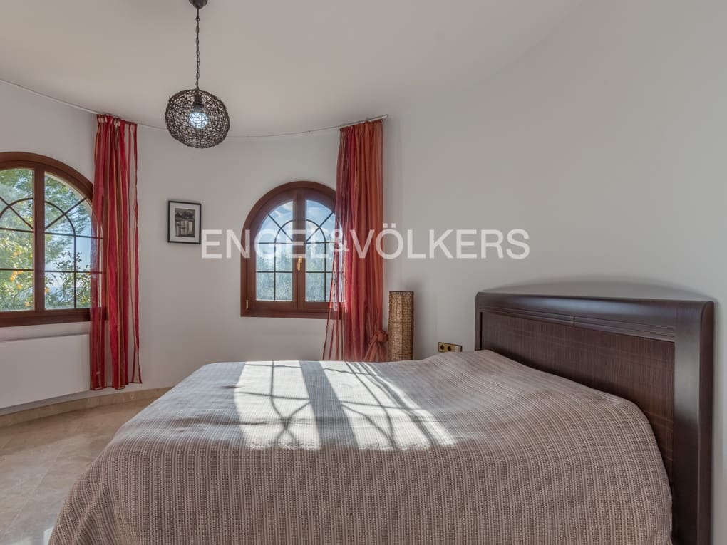 4 bedroom Villa for sale in Altea with pool garage - € 1,350,000 (Ref: 6544621)