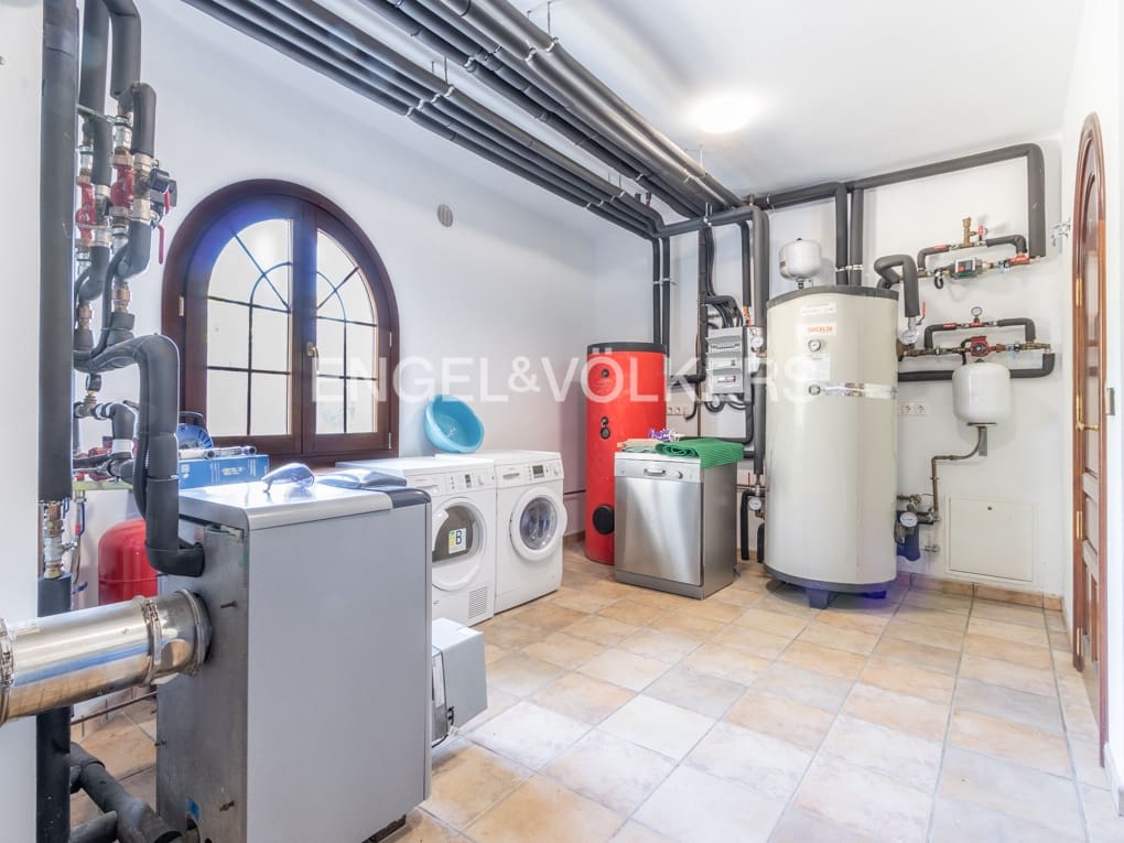 4 bedroom Villa for sale in Altea with pool garage - € 1,350,000 (Ref: 6544621)