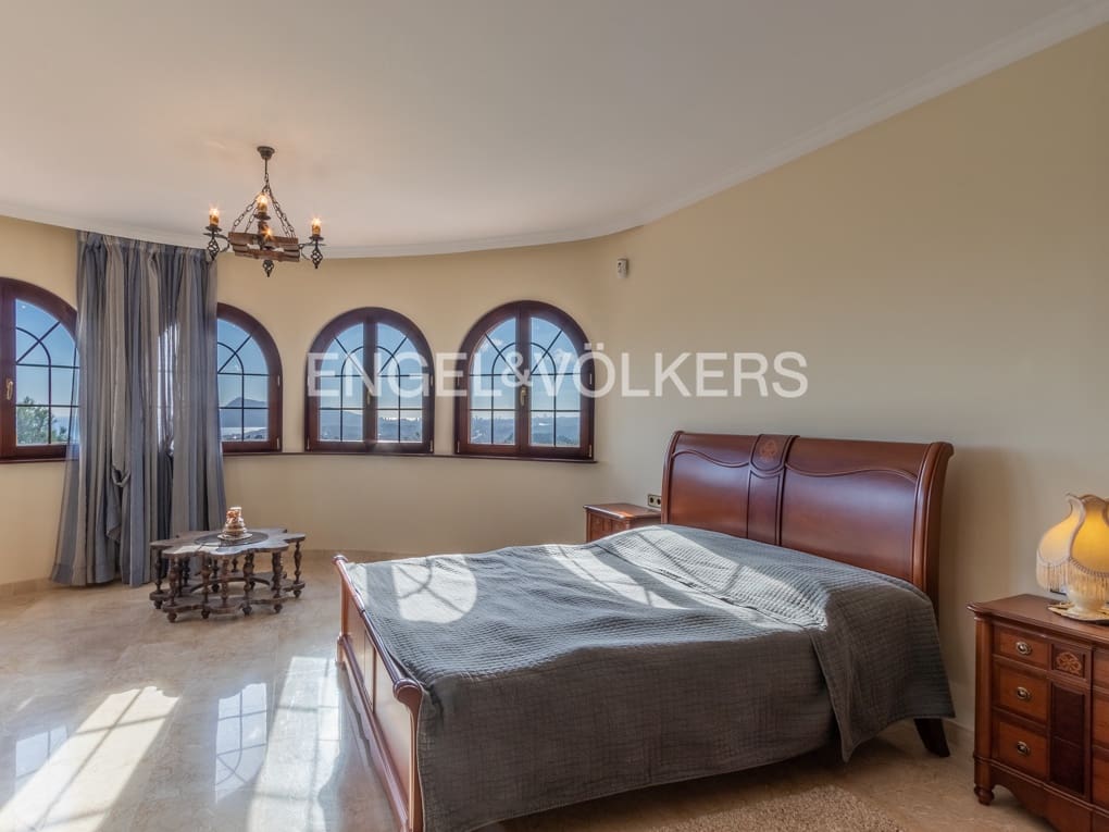 4 bedroom Villa for sale in Altea with pool garage - € 1,350,000 (Ref: 6544621)