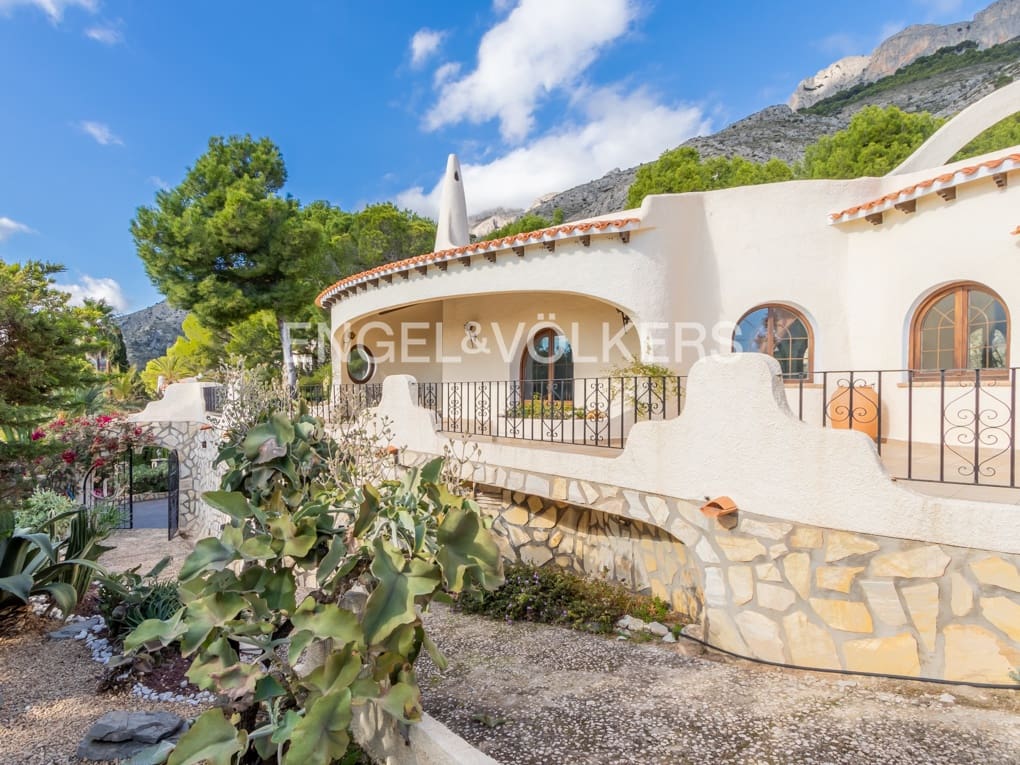 4 bedroom Villa for sale in Altea with pool garage - € 1,350,000 (Ref: 6544621)