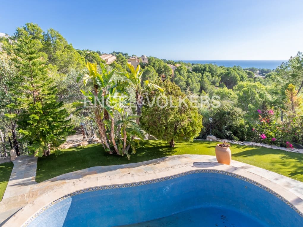 4 bedroom Villa for sale in Altea with pool garage - € 1,350,000 (Ref: 6544621)