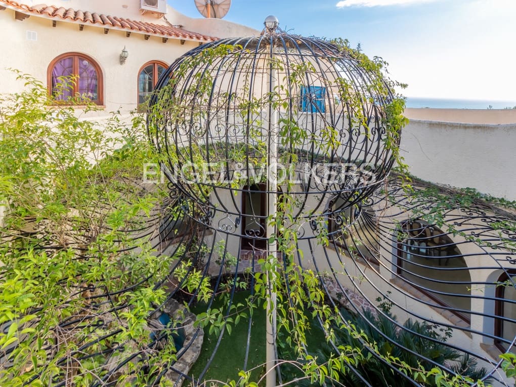 4 bedroom Villa for sale in Altea with pool garage - € 1,350,000 (Ref: 6544621)