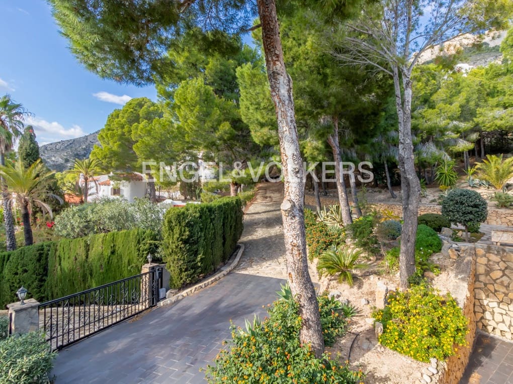 4 bedroom Villa for sale in Altea with pool garage - € 1,350,000 (Ref: 6544621)