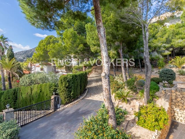 4 bedroom Villa for sale in Altea with pool garage - € 1,350,000 (Ref: 6544621)