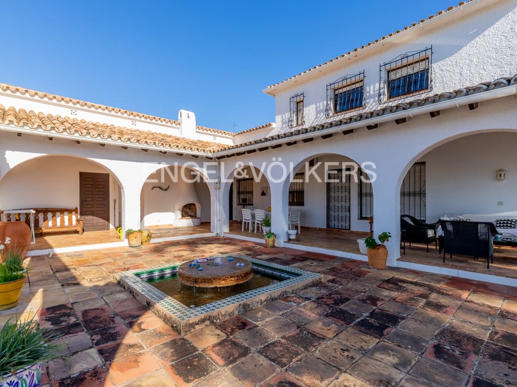 5 bedroom Villa for sale in Moraira with pool garage - € 1,650,000 (Ref: 7343602)