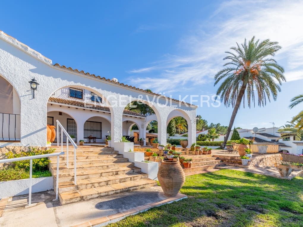 5 bedroom Villa for sale in Moraira with pool garage - € 1,650,000 (Ref: 7343602)