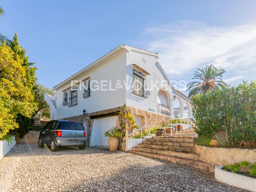 5 bedroom Villa for sale in Moraira with pool garage - € 1,650,000 (Ref: 7343602)