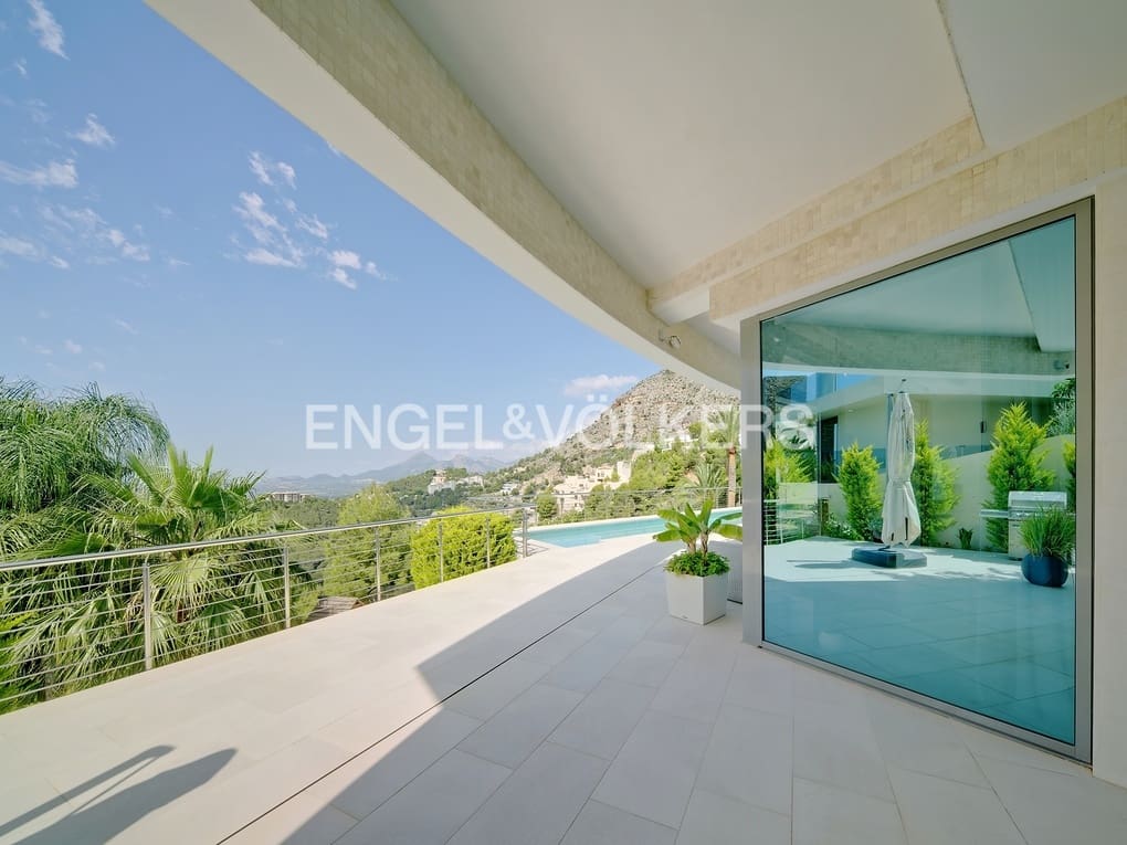 5 bedroom Villa for sale in Altea with pool garage - € 2,480,000 (Ref: 7675253)