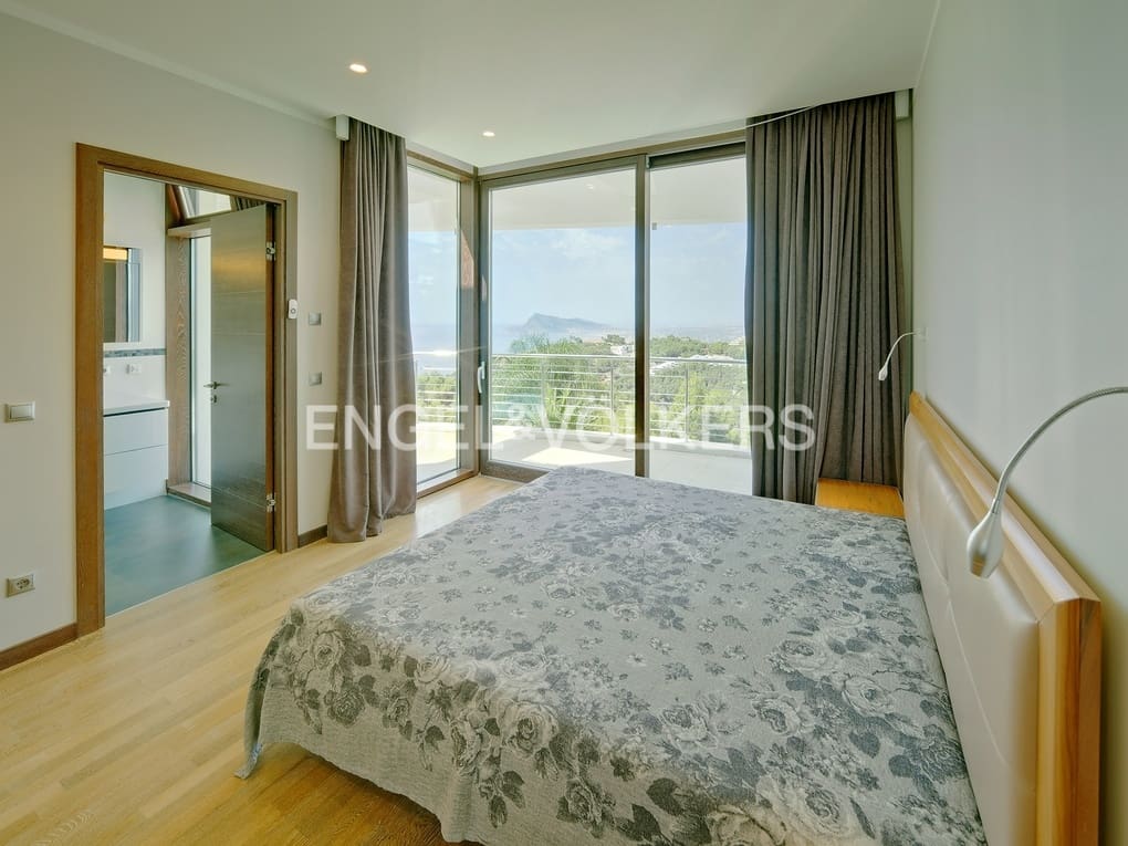 5 bedroom Villa for sale in Altea with pool garage - € 2,480,000 (Ref: 7675253)