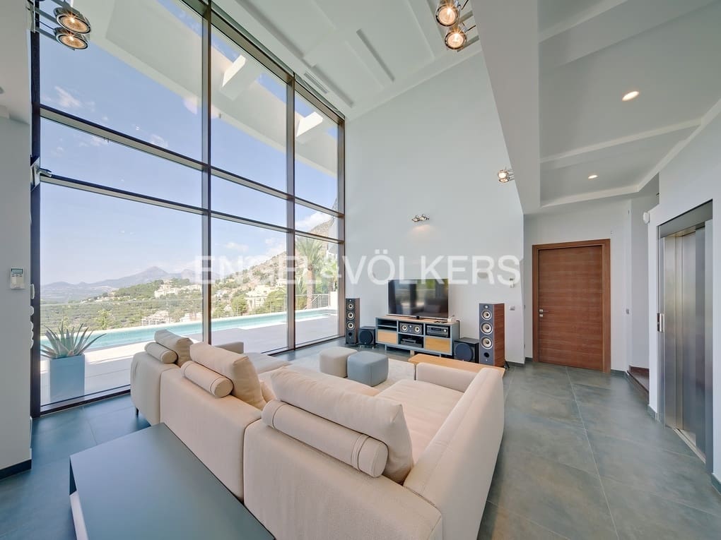 5 bedroom Villa for sale in Altea with pool garage - € 2,480,000 (Ref: 7675253)