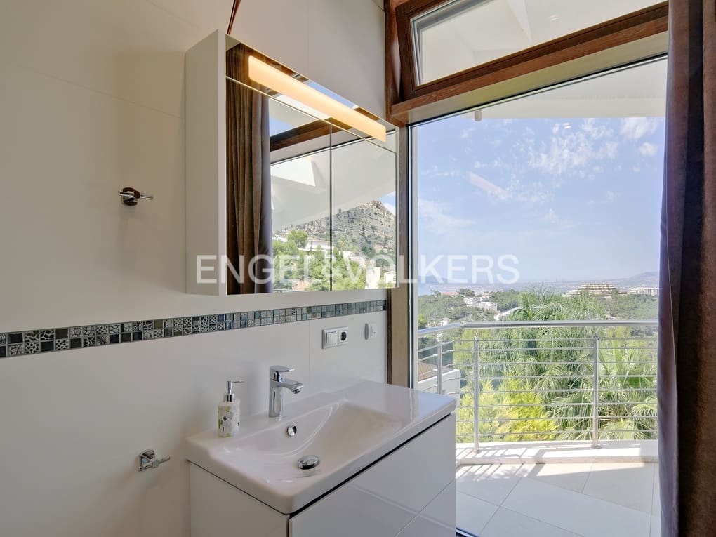 5 bedroom Villa for sale in Altea with pool garage - € 2,480,000 (Ref: 7675253)