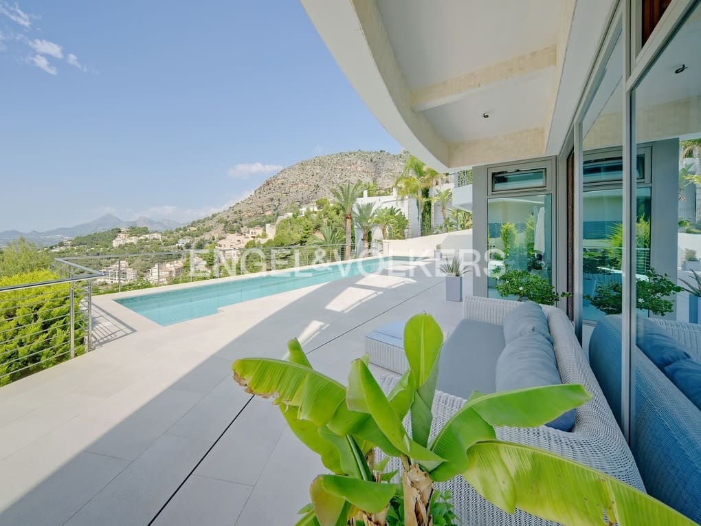 5 bedroom Villa for sale in Altea with pool garage - € 2,480,000 (Ref: 7675253)