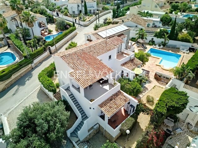 6 sovrum Villa till salu i Pueblo, Calpe / Calp med pool garage - 950 000 € (Ref: 7678345)
