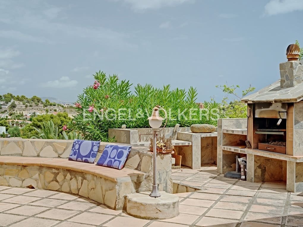 6 bedroom Villa for sale in Calpe / Calp with pool garage - € 845,000 (Ref: 7748394)