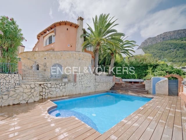 6 bedroom Villa for sale in Pueblo, Calpe / Calp with pool garage - € 845,000 (Ref: 7748394)