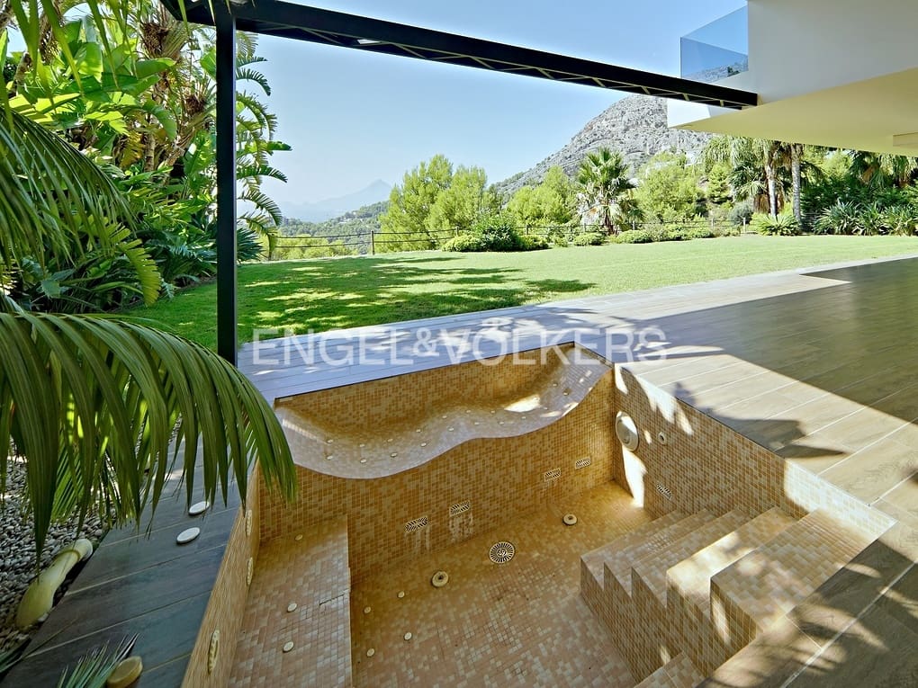 3 bedroom Villa for sale in Altea with pool garage - € 2,650,000 (Ref: 7852090)