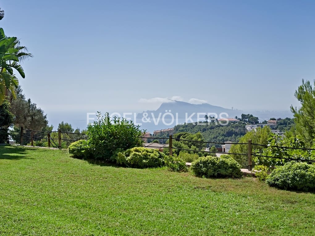 3 bedroom Villa for sale in Altea with pool garage - € 2,650,000 (Ref: 7852090)