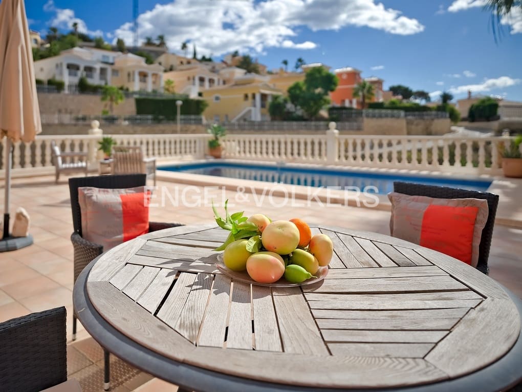 5 makuuhuone Huvila myytävänä paikassa Calpe / Calp mukana uima-altaan 
autotalli - 820 000 € (Ref: 7894513)
