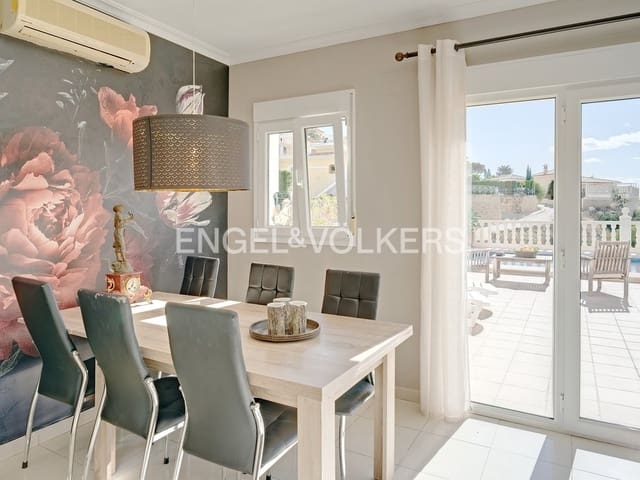 5 bedroom Villa for sale in Pueblo, Calpe / Calp with pool garage - € 820,000 (Ref: 7894513)
