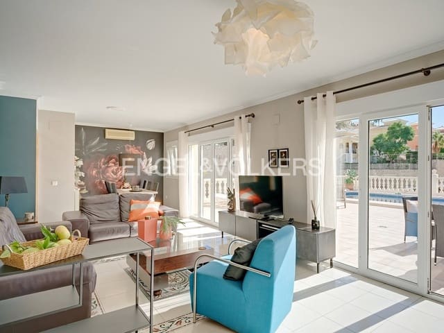 5 bedroom Villa for sale in Pueblo, Calpe / Calp with pool garage - € 820,000 (Ref: 7894513)