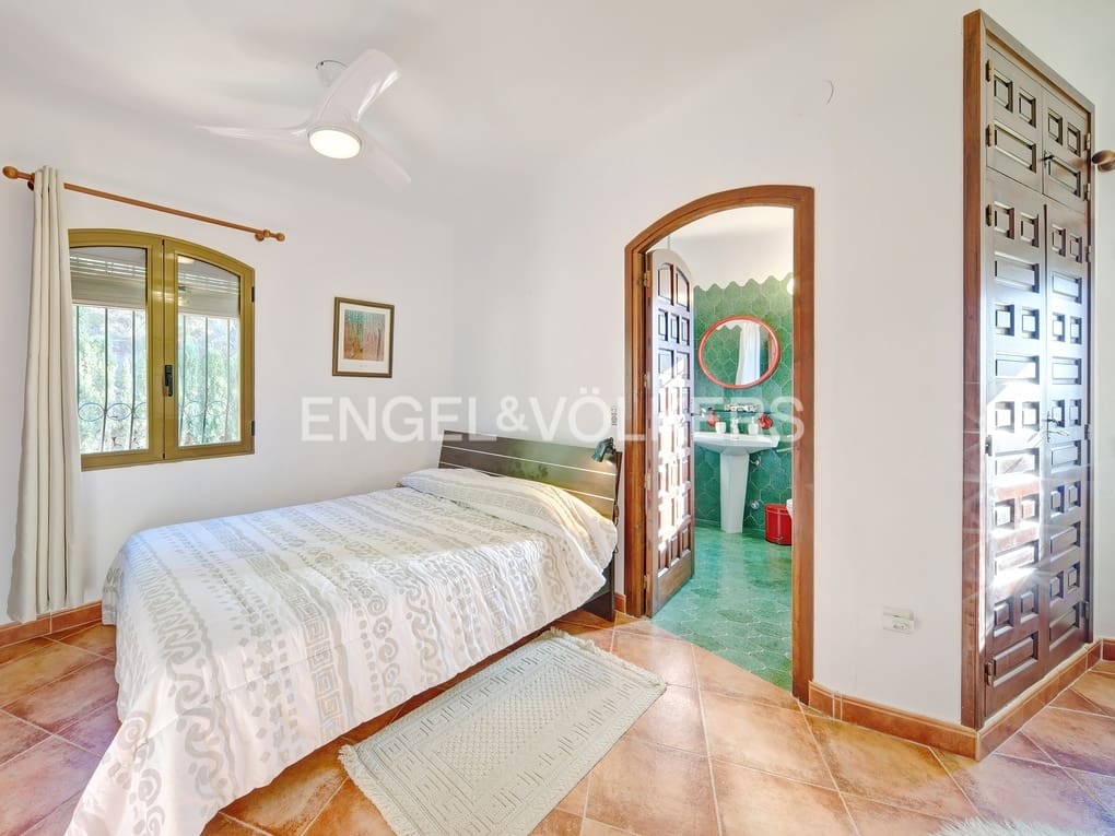 3 bedroom Villa for sale in Altea with pool garage - € 850,000 (Ref: 8061010)