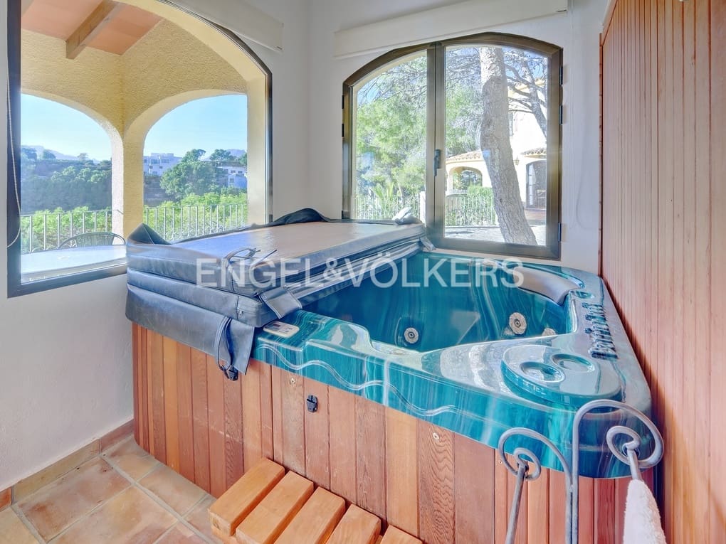 3 bedroom Villa for sale in Altea with pool garage - € 850,000 (Ref: 8061010)