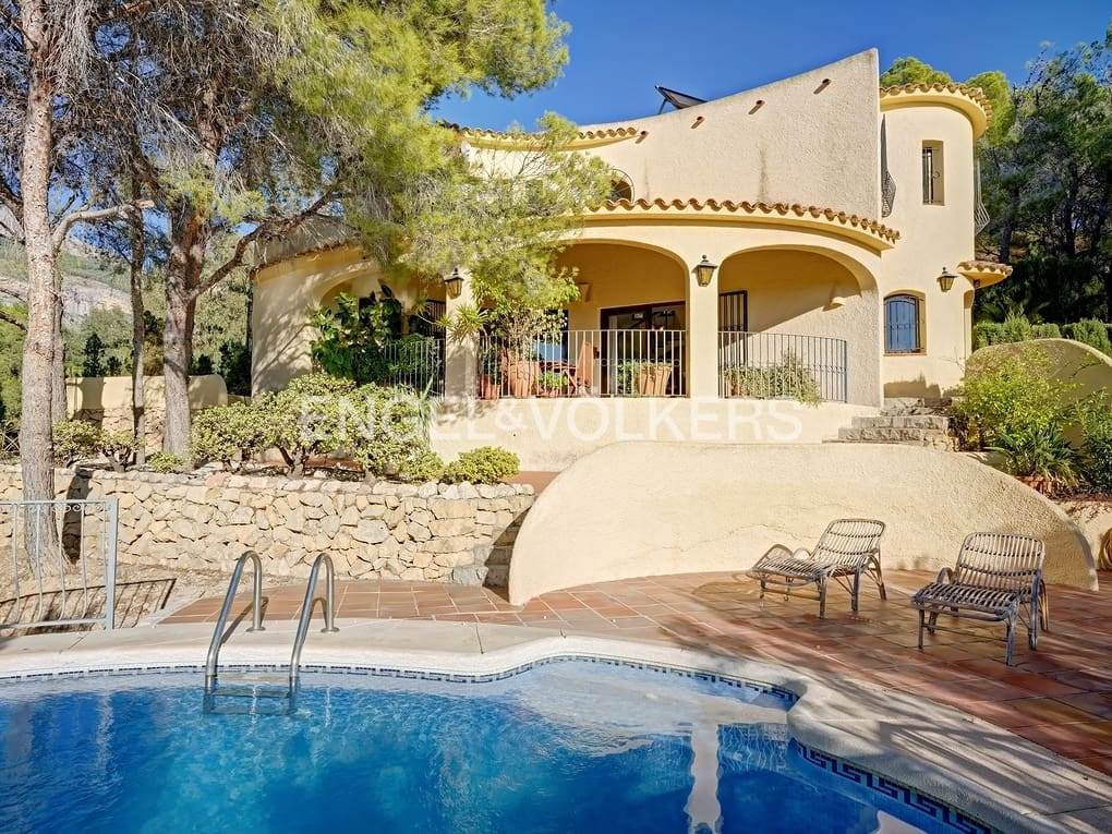 3 bedroom Villa for sale in Altea with pool garage - € 850,000 (Ref: 8061010)