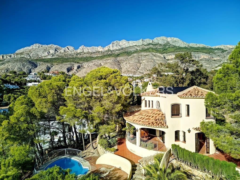 3 bedroom Villa for sale in Altea with pool garage - € 850,000 (Ref: 8061010)