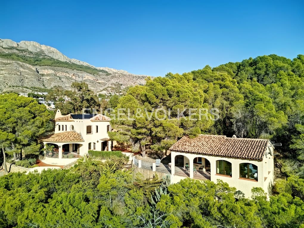 3 bedroom Villa for sale in Altea with pool garage - € 850,000 (Ref: 8061010)