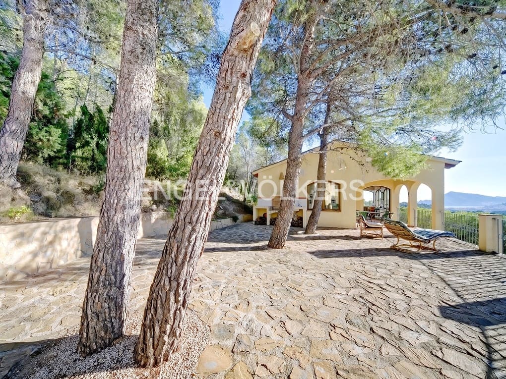 3 bedroom Villa for sale in Altea with pool garage - € 850,000 (Ref: 8061010)
