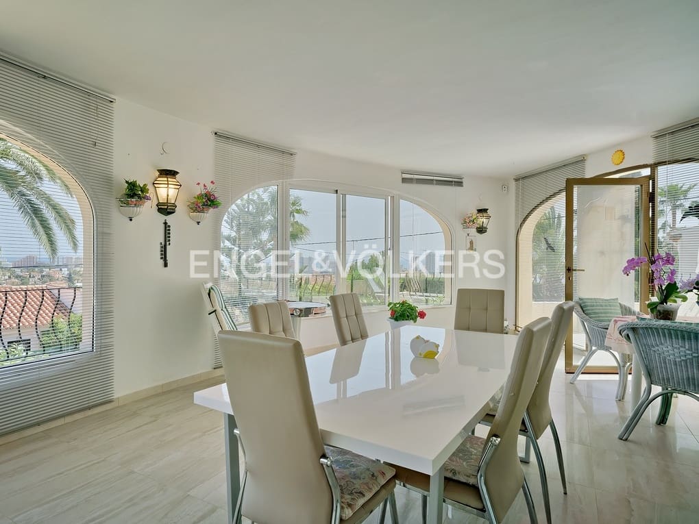 5 makuuhuone Huvila myytävänä paikassa Calpe / Calp mukana uima-altaan 
autotalli - 795 000 € (Ref: 8205582)